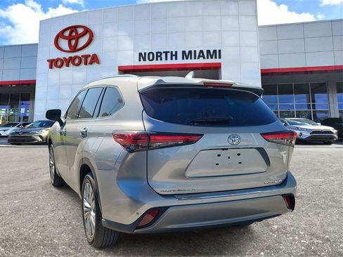 Used 2023 Toyota Highlander Platinum image 3