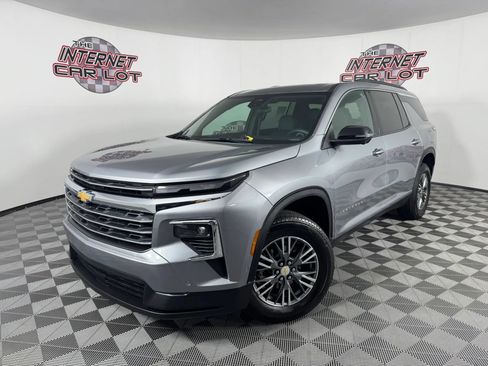 Used 2024 Chevrolet Traverse LT w/ Enhanced Driving Package AWD/4WD image 1