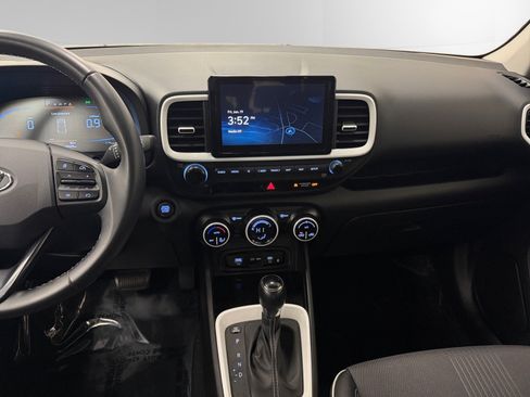 Used 2023 Hyundai Venue Limited FWD image 11
