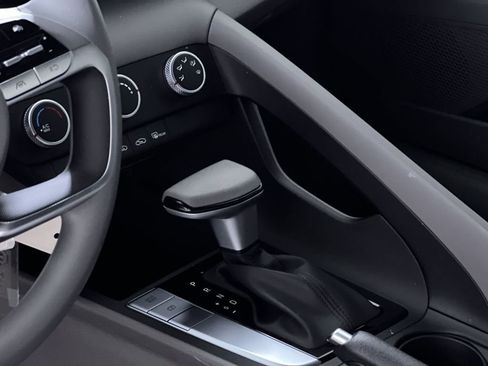 Used 2025 Hyundai Elantra SE image 22