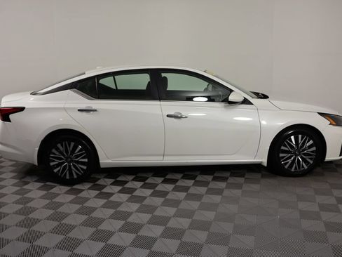 Used 2023 Nissan Altima 2.5 SV FWD image 9