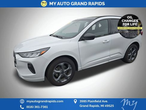 Used 2023 Ford Escape ST-Line w/ Tech Pack #1 AWD/4WD image 3