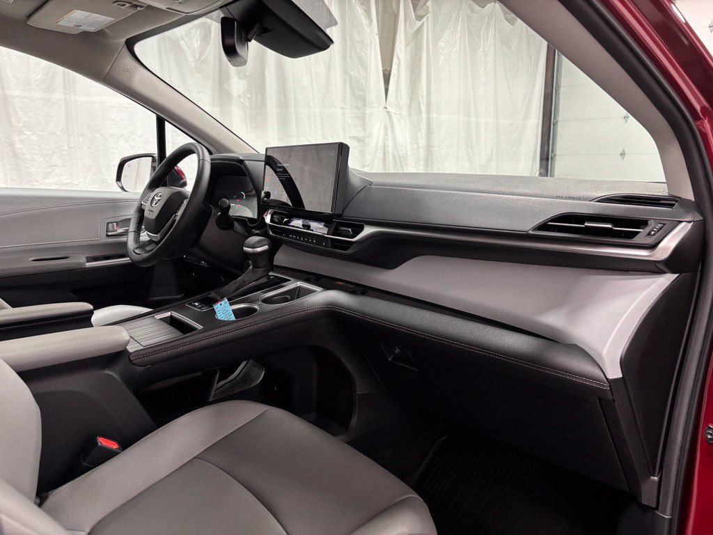 Used 2026 Toyota Sienna XLE AWD/4WD image 67