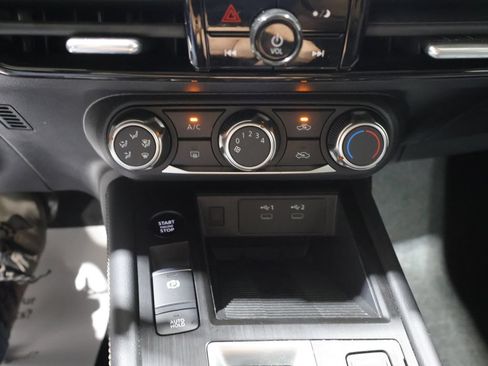 Used 2025 Nissan Kicks SV AWD/4WD image 27
