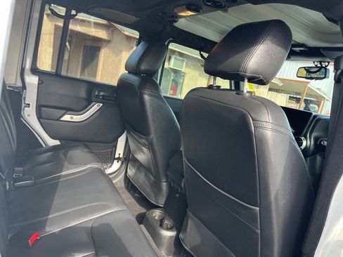 Used 2015 Jeep Wrangler Unlimited Sahara w/ Connectivity Group image 29