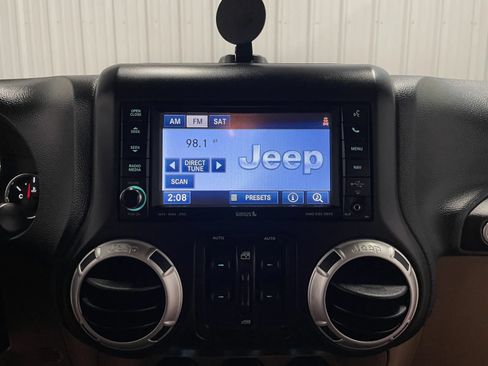 Used 2011 Jeep Wrangler Unlimited Rubicon w/ Connectivity Group AWD/4WD image 36