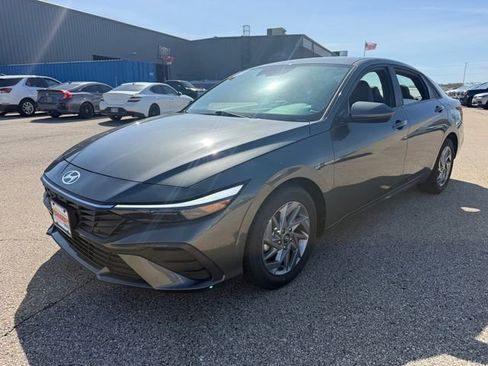 Used 2024 Hyundai Elantra SEL FWD image 3