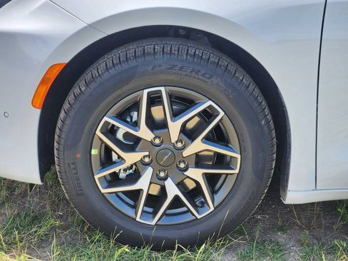 New 2027 Chrysler Pacifica Limited FWD image 7