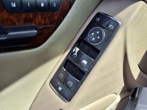 Used 2009 Mercedes-Benz C 300 Sedan image 11