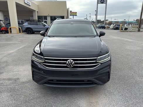 Used 2022 Volkswagen Tiguan SE w/ Panoramic Sunroof Package image 2