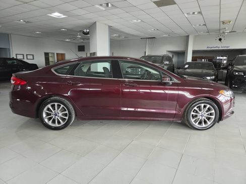 Used 2017 Ford Fusion SE w/ Fusion SE Technology Package FWD image 8