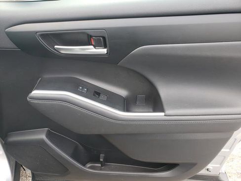 Used 2023 Toyota Highlander XLE AWD/4WD image 20
