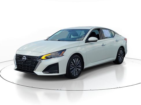 Used 2023 Nissan Altima 2.5 SV w/ SV Premium Package FWD image 2
