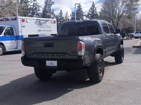 Used 2022 Toyota Tacoma TRD Off-Road image 8