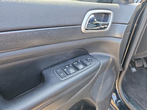 Used 2018 Jeep Grand Cherokee Laredo AWD/4WD image 22