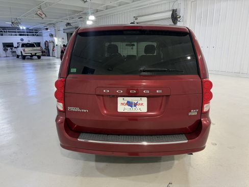 Used 2014 Dodge Grand Caravan SXT w/ Rear Park Assist Package FWD image 4