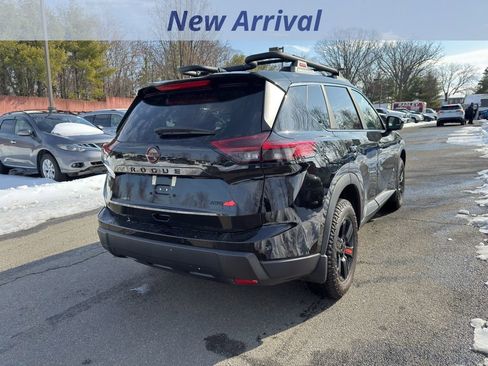 Used 2025 Nissan Rogue SV image 3
