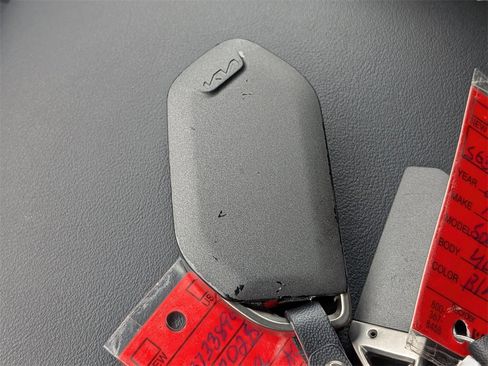 Used 2025 Kia Sorento S image 32