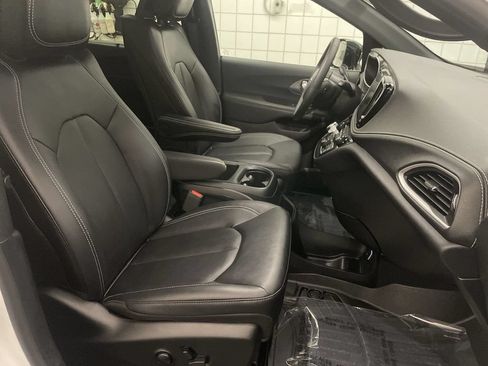 Used 2025 Chrysler Pacifica Select w/ Uconnect Theater Family Group AWD/4WD image 20