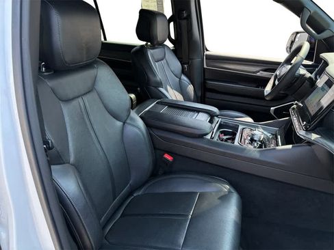 Used 2023 Jeep Wagoneer Series III w/ Preferred Equipment Group image 17