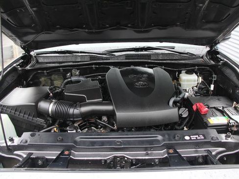 Used 2016 Toyota Tacoma TRD Off-Road w/ Premium & Technology Package AWD/4WD image 15