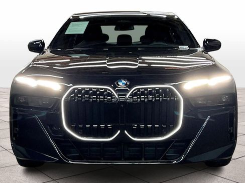 Used 2025 BMW 740i w/ Premium Package image 3