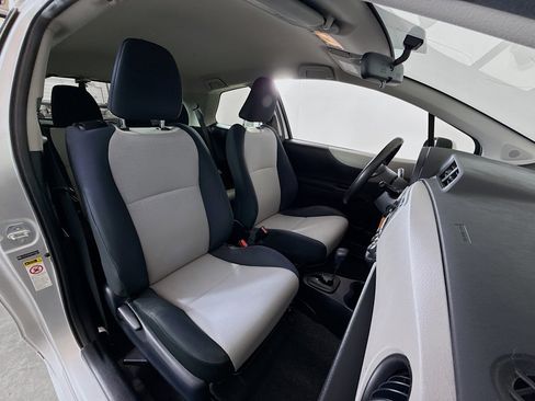 Used 2014 Toyota Yaris L image 23