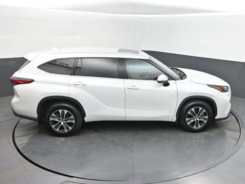Used 2022 Toyota Highlander XLE AWD/4WD image 38