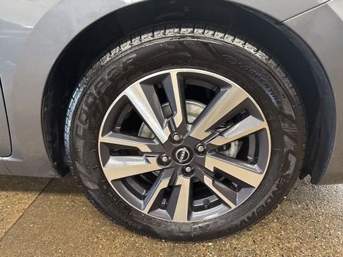 Used 2023 Nissan Versa SV image 9