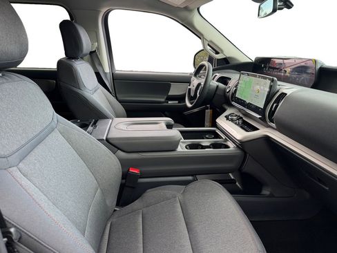 New 2025 Ford Expedition Active image 18