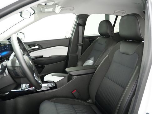 Used 2025 Chevrolet Trax LT w/ LT Convenience Package FWD image 11