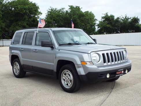 Used 2015 Jeep Patriot Sport w/ Power Value Group FWD image 3