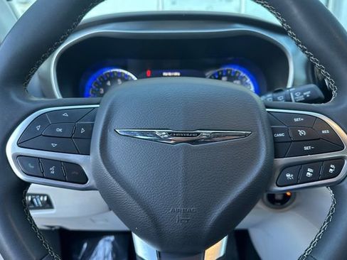 Used 2024 Chrysler Pacifica Touring-L image 25
