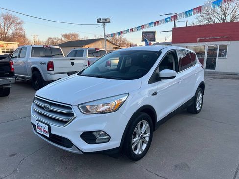 Used 2017 Ford Escape SE image 3