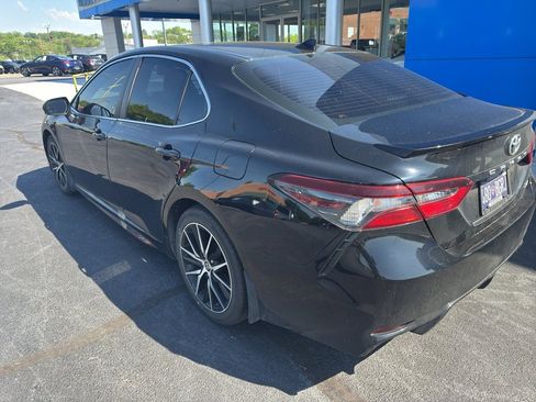 Used 2021 Toyota Camry SE w/ Cold Weather Package FWD image 5