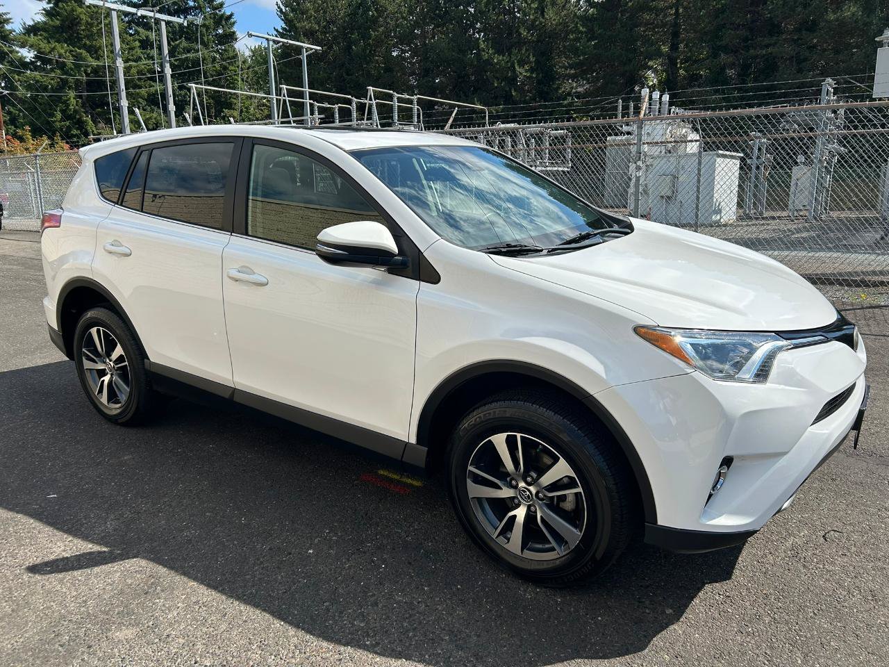 Used 2018 Toyota RAV4 XLE w/ Carpet Mat Package FWD image 3