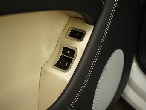 Used 2023 Bentley Bentayga Plug-In Hybrid image 29