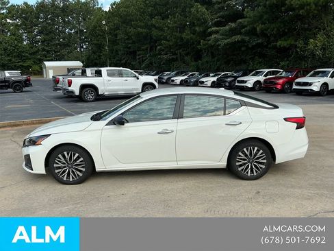 Used 2025 Nissan Altima 2.5 SV FWD image 2