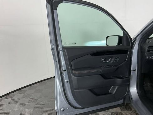 Used 2025 Honda Pilot TrailSport image 12