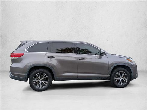 Used 2019 Toyota Highlander LE image 4