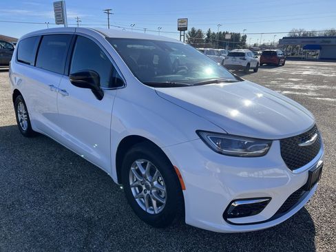 Used 2025 Chrysler Pacifica Select image 9