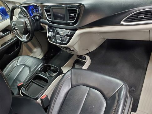 Used 2018 Chrysler Pacifica Touring-L image 14