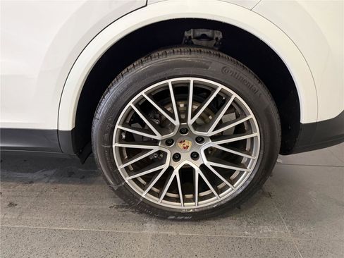 Certified 2022 Porsche Cayenne Platinum Edition image 11