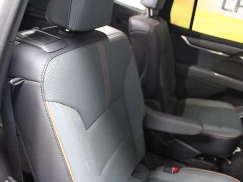 Used 2024 GMC Acadia AT4 w/ Luxury Package AWD/4WD image 9