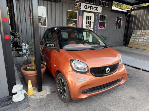 Used 2016 smart fortwo passion RWD image 32