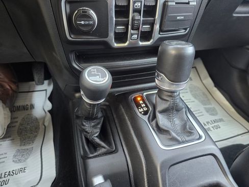 Used 2023 Jeep Wrangler Unlimited Sahara AWD/4WD image 22