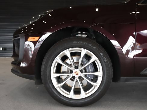 Certified 2024 Porsche Macan AWD/4WD image 27