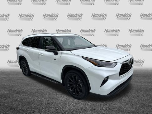 Certified 2024 Toyota Highlander XLE FWD image 2