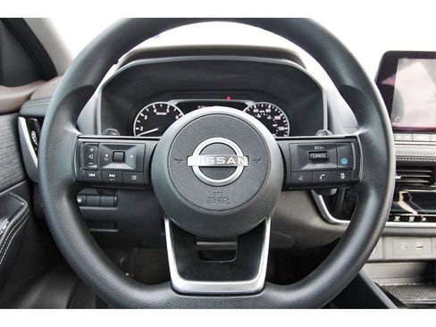 Used 2022 Nissan Rogue SV image 9