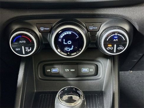 Used 2022 Hyundai Venue Limited image 17